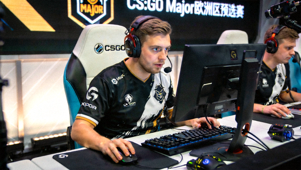 CS:GO Major欧洲区预选赛正在进行，选手专注比赛的场景
